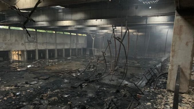 Sporthallenbrand in Rentfort-Nord: Vollalarm für die Feuerwehr