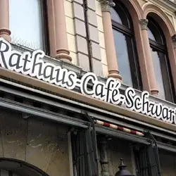 Schriftzug: Rathaus-Cafe-Schwarte