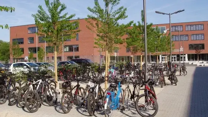 Heisenberg-Gymnasium in Gladbeck - untaugliche Fahrradständer