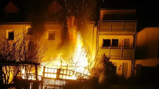 Gartenlaube brannte in Gladbeck-Brauck