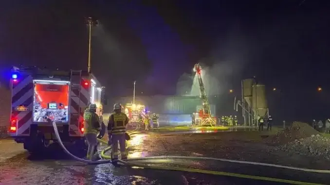 Großbrand in Strohlagerhalle in Gladbeck