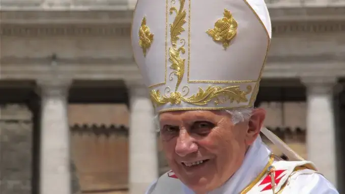 Papst Benedikt XVI geht es posthum an den Kragen