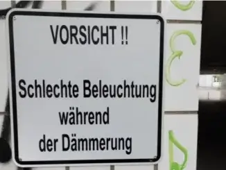 "Schlechte Beleuchtung" - Schild am Tunnel in Gladbeck