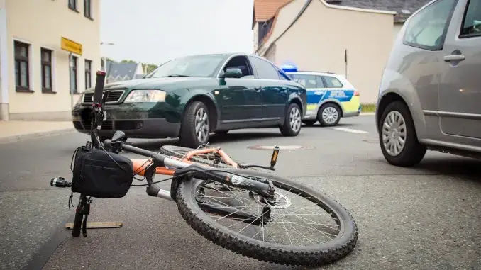 Mountainbike-Fahrer bringt Seniorin in Gladbeck zu Fall