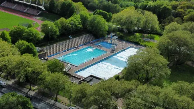 Mit Gullydeckel ins Freibad Gladbeck eingebrochen