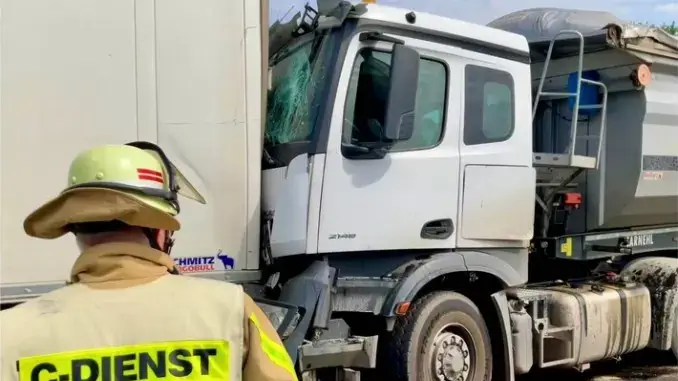 LKW-Unfall mit zwei Fahrzeugen auf der BAB2