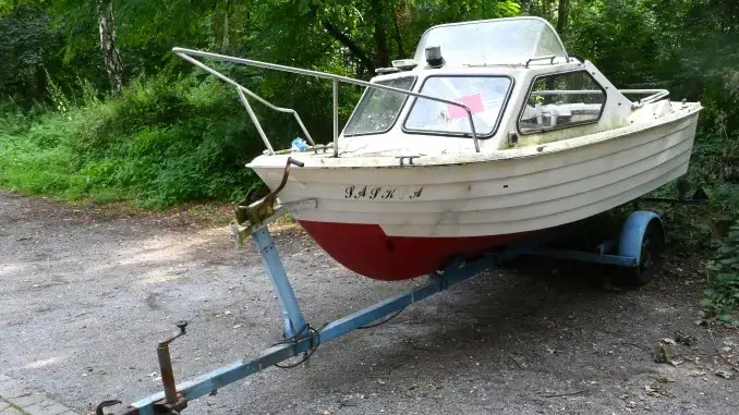 Motorboot mit Hänger auf dem Parkplatz am Festplatz