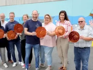 Ihr Sparschwein leerten Mitarbeiter für Gladbecker Schule