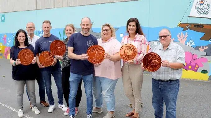 Ihr Sparschwein leerten Mitarbeiter für Gladbecker Schule