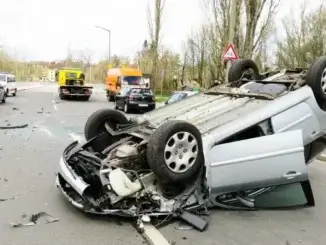 Alleinunfall in Gladbeck - Auto bleibt auf dem Dach liegen