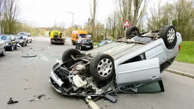 Alleinunfall in Gladbeck - Auto bleibt auf dem Dach liegen