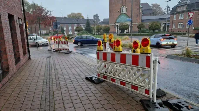 Baustellenzäune stehen in Gladbeck sinnlos rum