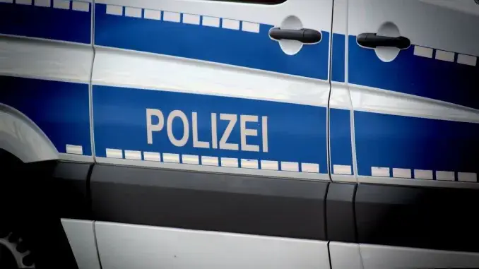 Unbekannter Autofahrer touchiert PKW an Ampel und flüchtet