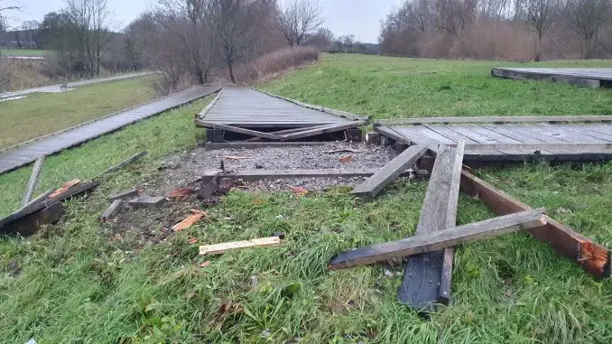 „Kawamata-Turm“ Vandalismusschäden