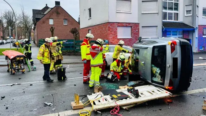 Schwerverletzte Frau Unfall eingeklemmt