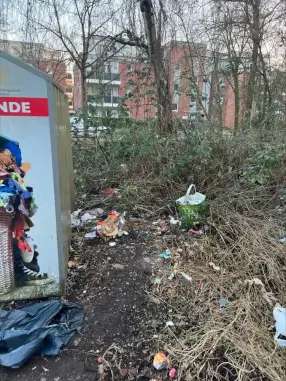 Vermüllung rund um die Altkleidercontainer am Festplatz