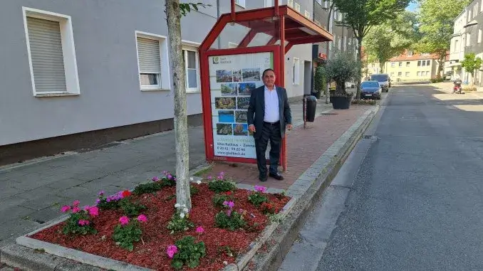 Muhsin Basar an der Bushaltestelle der Vestischen
