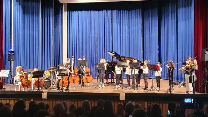 Die Fiedelmäuse beim Jubiläum - Musikschule Geburtstag: 60 Jahre Musikschule