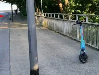 Leih-E-Scooter stehen an unmöglichen Stellen
