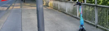 Leih-E-Scooter stehen an unmöglichen Stellen