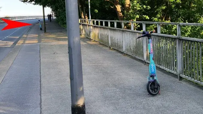 E-Scooter auf der Zweckeler Straße Leih-E-Scooter stehen an unmöglichen Stellen