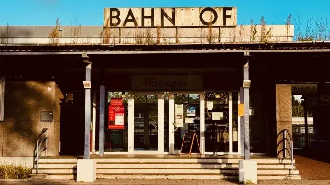 Eingang Bahnhof-West - Grüne Dornröschenschlaf der Bahnhöfe