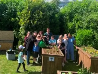 „Giraffen“ der Wittringer Schule als Hochbeetpaten