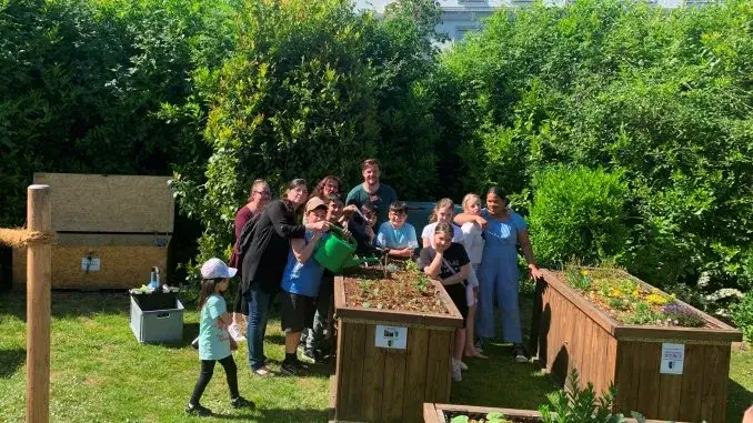 Giraffen-Klasse am Hochbeet „Giraffen“ der Wittringer Schule als Hochbeetpaten