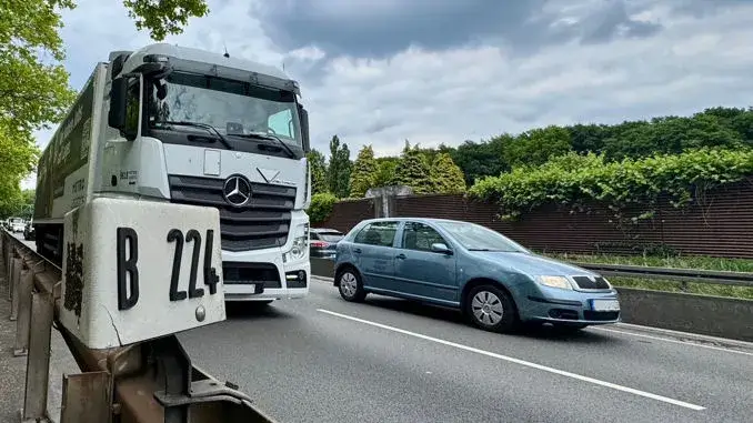 LKW und PKW auf B224 - Grüne Gladbeck A52-A2-Autobahnkreuz: Grüne fordern Transparenz