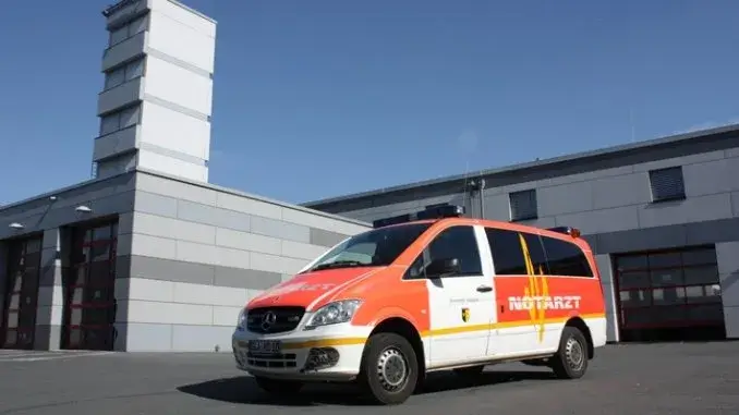 Notarztwagen Wohnungsbrand und 11-jähriger schwer verletzt
