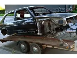 Schrottauto begrüßt Autofahrer