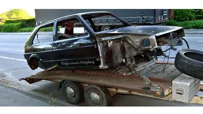 Schrottauto Möllerstraße Schrottauto begrüßt Autofahrer