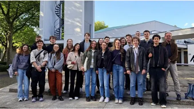Studenten vor der Markuskirche Markuskirche Gladbeck: Studierende und Sakralarchitektur