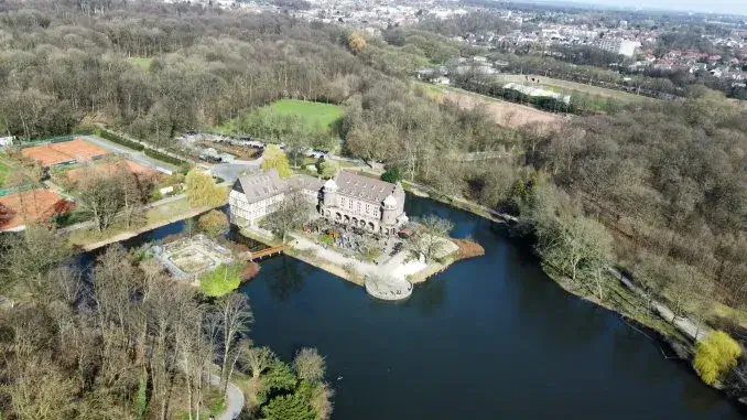 Wasserschloß Wittringen mit Teich - NGZ Bootsverleih in Wittringen bald am Start