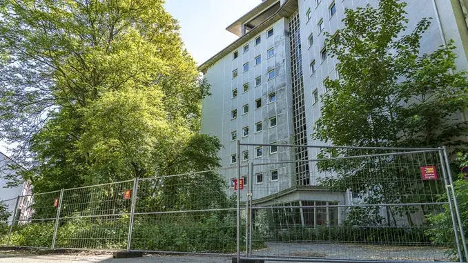 Zaun um Busfortshof Problem-Hochhaus am Busfortshof gesichert