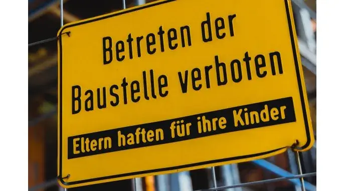 Baustellenschild - IG Bau 1.042 Wohnungen im Jahr im Kreis RE gebaut