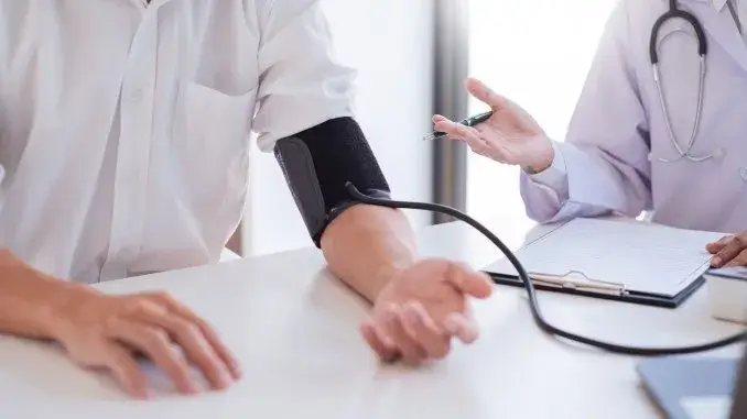 Blutdruckmessung - AOK Bluthochdruck: fast ein Drittel betroffen