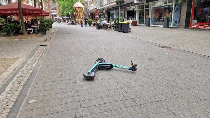 E-Scooter auf der Lambertistraße Jusos zeigen Reue: Sie sammelnE-Scooter ein