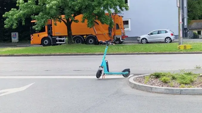 E-Scooter in der Aldi-Ausfahrt Bald IQ-Test für E-Scooter-Fahrer