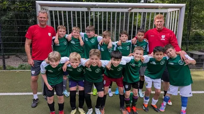 Ingo Anderbrügge mit den E1-Spielern des SV Zweckel Handyfreier Saisonabschluss mit Ingo Anderbrügge