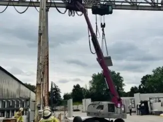 Arbeiter in 12 Meter Höhe eingeklemmt