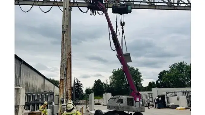 Rettung aus der Arbeitsbühne - Feuerwehr Arbeiter in 12 Meter Höhe eingeklemmt