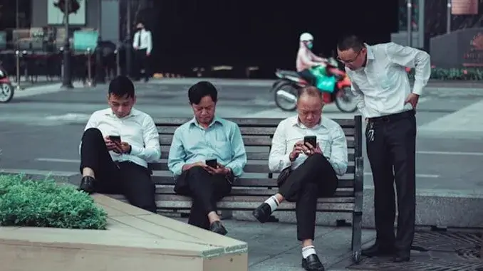 Vier Männer und Smartphones - Unsplash Technologie prägt unsere moderne Gesellschaft