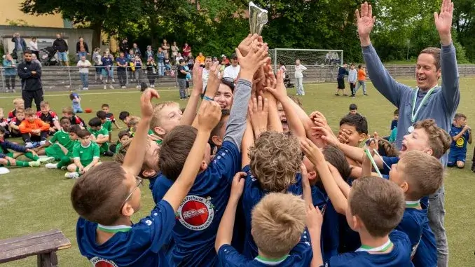 Zweiter Sieger, die Josefschule - Stadt Gladbeck Kleine Kicker, große Sieger: Fußballturnier