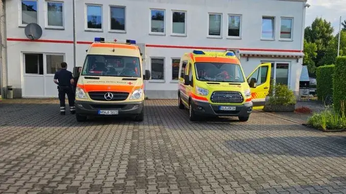 Einsatzfahrzeuge des DRK Gladbeck Evakuierungseinsatz in Datteln mit dem DRK