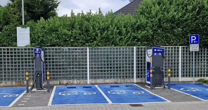 Ladesäulen 150 und 300 kw bei Penny_ergebnis Lösung Ladesäulen: Schlafen statt umparken