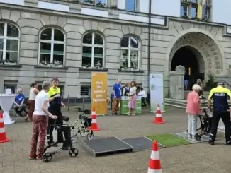Rollator-Training in Gladbeck vor dem Rathaus