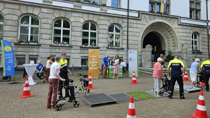 Rollator-Training in Gladbeck vor dem Rathaus