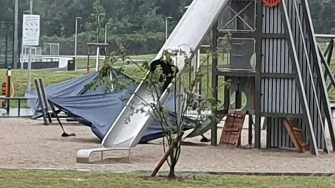 Sturmschaden am Mottbruchpark Mottbruchpark - Sturm zerstörte Sonnensegel