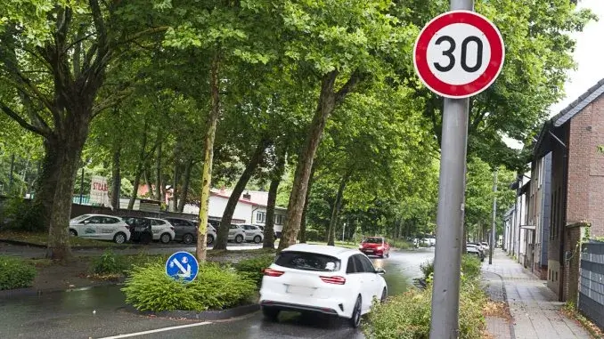 Tempo-30-Schild auf der Dorstener Tempo 30: in Zweckel jetzt auf der Dorstener
